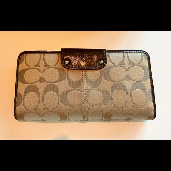 Coach ladies large wallet - Picture 2 of 3
